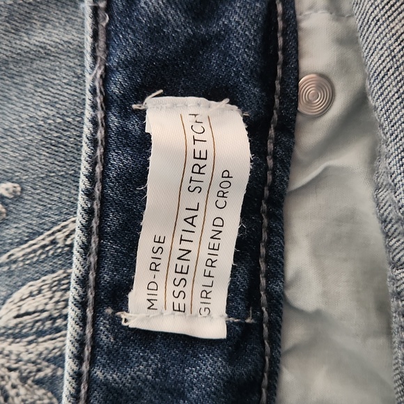 Lane Bryant Distressed Blue Cropped Flower Embroidered Detail Denim Sz 20 - Picture 13 of 16